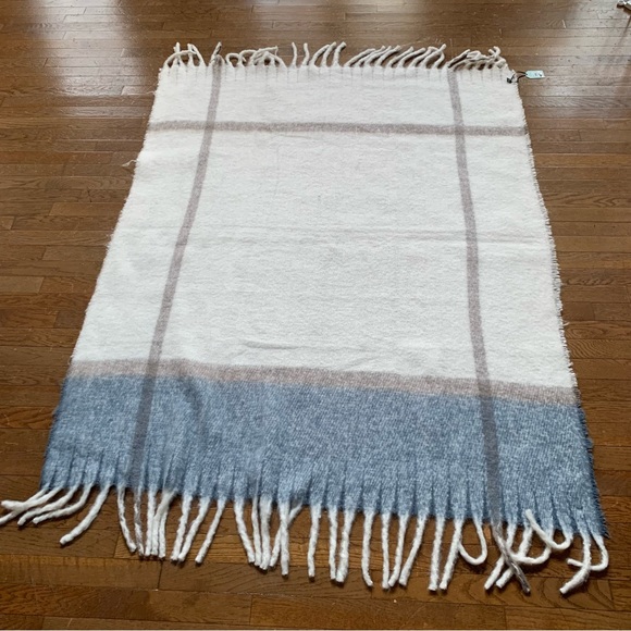 RockFlowerPaper Blue Cuddle Throw Blanket | 50" X 60"  NEW!! - Picture 9 of 12